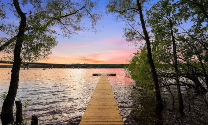 Northville Casa | South Shore Edgewater Chalet