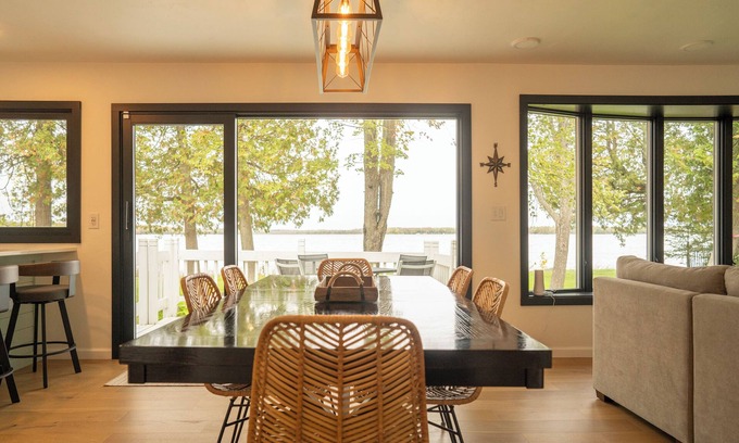 Sturgeon Bay Cabaña | South Shore Haven - LAKE FRONT!