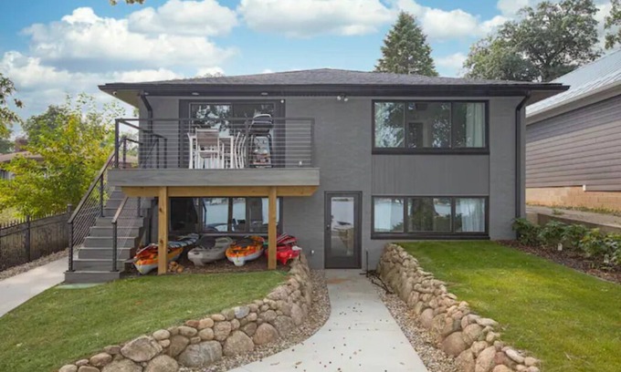 Edwardsburg Casa | South Shore Sunrise: 100% Renovated Lake Home, Pontoon INCLUDED, near Notre Dame