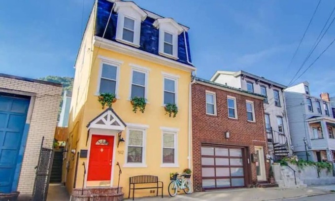 South Side Flats Casa | South Side Bicycle Home Sleeps 6