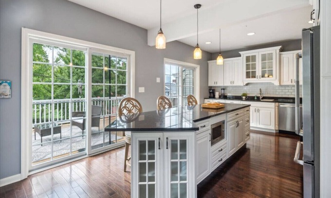South Side Apartamento | Modern 3-Bed Home with Game Room