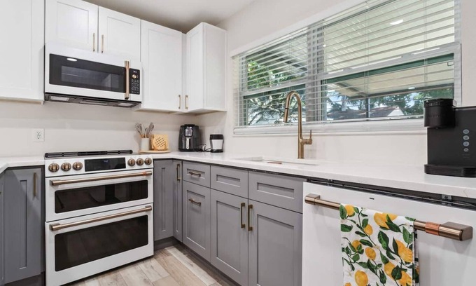 Oakford Park Casa | South Tampa Stunner! Modern 3BR/2.5BA Home