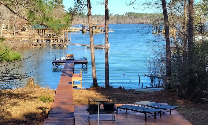 South Toledo Bend Casa | South Toledo Bend Waterfront Lakehouse with Fishing pier/dock, fire pit, pets 👌