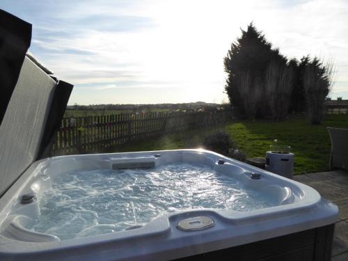 Wootton Wawen Casa | South View Country House Sleeps 12 - Hot Tub - Views
