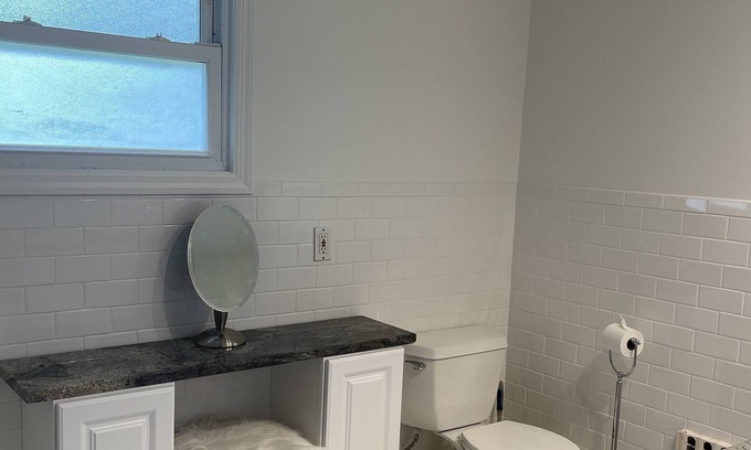Shinnecock Hills Apartamento | southampton king ensuite guest room
