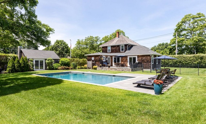 Southampton Casa | Southampton Village Casa recientemente renovada y ajardinada llena de sol, piscina Gunite