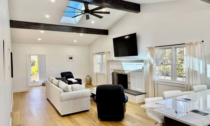 Shinnecock Hills Casa | Southampton, waterfront, min to the village and beaches, south of the highway