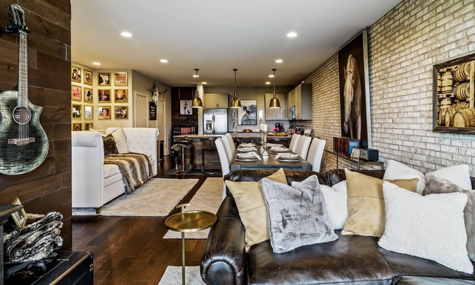 Katie Hill Neighborhood Casa | Southern Belle: Skyline Views | 5min to Broadway