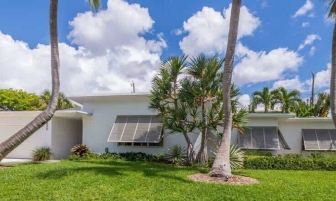 Southside Casa | Southern Breeze - Renovated Mid-Century Oasis Near Intracoastal