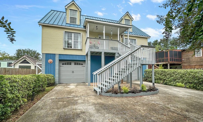 Charleston Casa | Southern Charm - Elevated home minutes to Folly Beach
