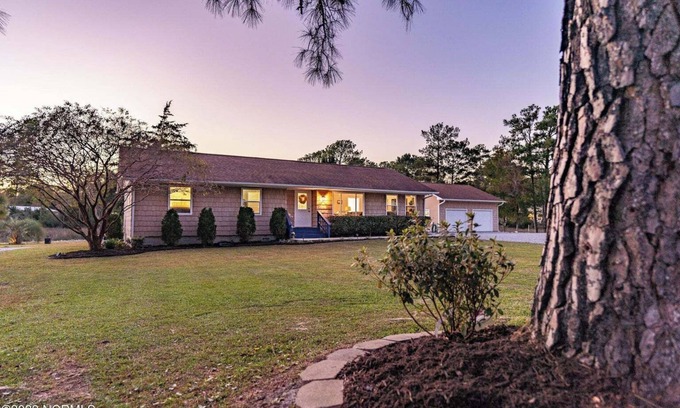 Peletier Casa | Southern Charm on the Waterfront! Nestled right off the White Oak River!