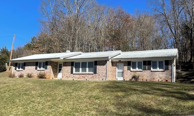 Burnsville Casa | Southern Charm Retreat! WiFi, Grill, Downtown Burnsville! Walk to everything!