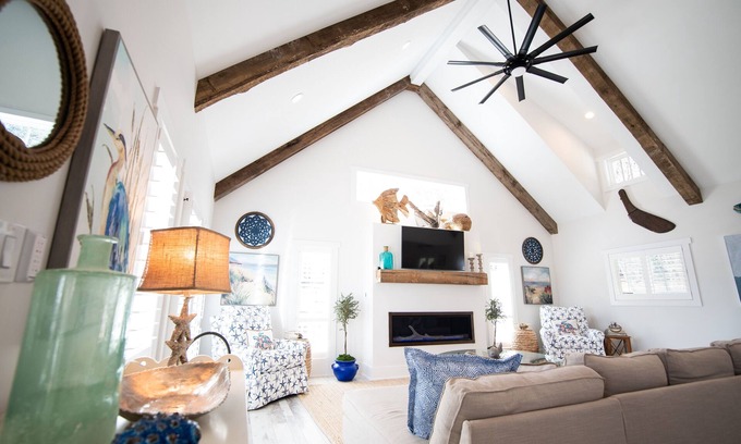 Moneta Casa | Southern Charm SML - DREAM house! 3 minutes from Bridgewater Plaza.