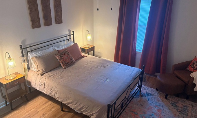 Texarkana Casa | Southern Comfort – 2BR/2BA Family & Pet Friendly Charm w/Parking