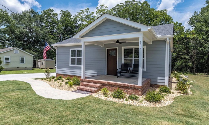 Phenix City Casa | Southern Comfort Bungalow- Cozy & Close to Downtown Columbus, 7 Miles to Airport