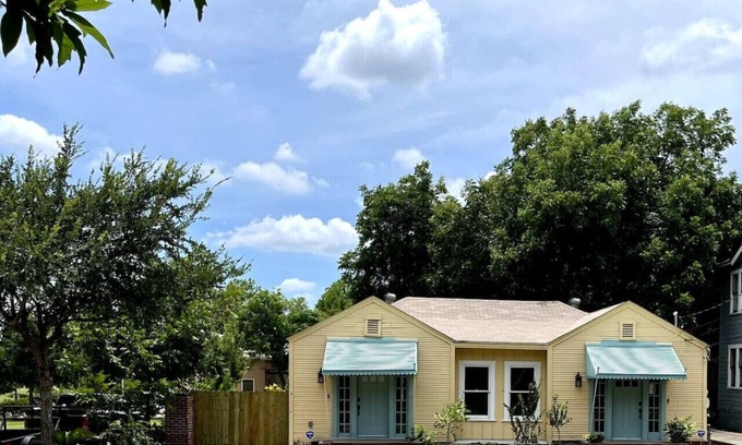 Monte Vista Casa | Southern Comfort Cottage-Walk to Trinity Univ!