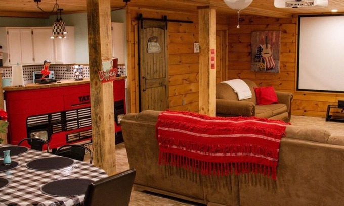 Scottsboro Casa | Southern Comfort Retreat with a private hot tub!