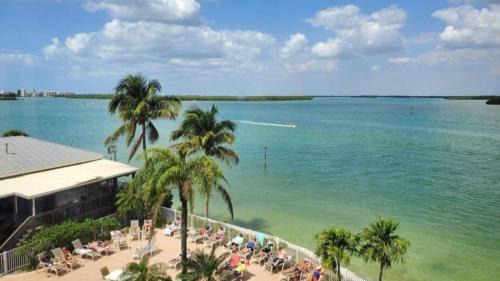 Fort Myers Beach Apartamento | Southern Comfort - Updated Waterfront Condo