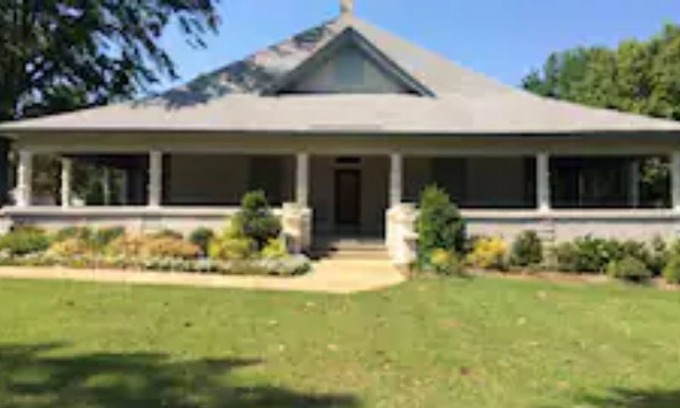New Castle Casa | Southern Historic Large House -8 mi. dwntn 3 Suites/Wrap porches-perfect getaway