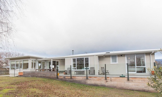 Wanaka Cabaña | Southern Lakes Base - Wanaka Holiday Home
