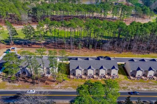 Southern Pines Casa | Southern Pines Golf Course Townhome with Deck!