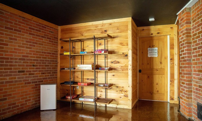Laurel Cabaña | Southern Retreat at its Finest with King Bed En-suite and Antiques Galore!