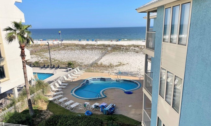 Gulf Shores Condominio | Southern Sands 303 2 Bedroom Condo by RedAwning