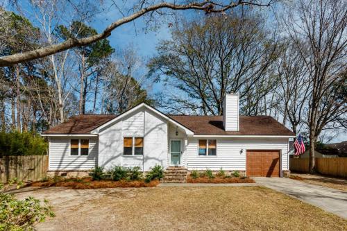 Mount Pleasant Casa | Southern Serenity Fenced in Yard Pet Friendly