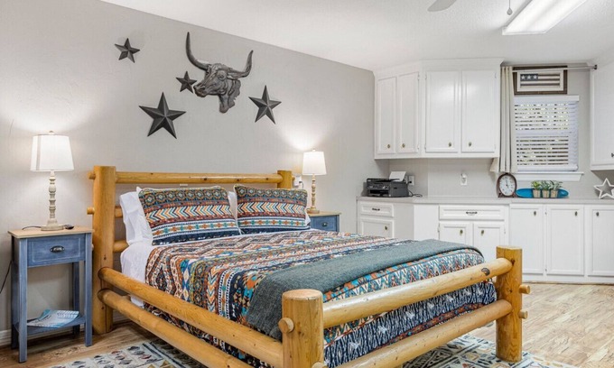 Magnolia Casa | Southern Studio On 13 Acres In A Quiet Neighborhood