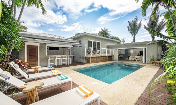 Midtown Casa | Southernmost Serenity - 3 Bedroom / 2.5 Bathroom With Pool & Outdoor Bar