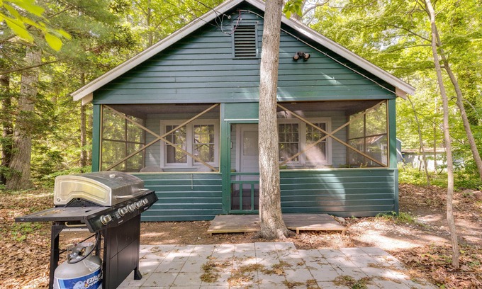 Town of Southold Town Cabaña | ¡NUEVO! Southold Cottage w / Deck + Grill - A pie de playa