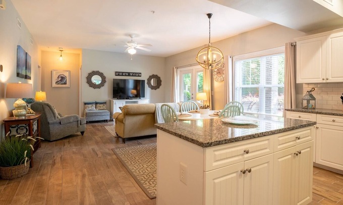 Southport Condominio | Southport Condo near ICW and Golf - Dogs Allowed - Ground Level