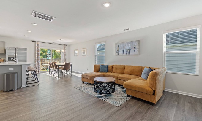 Southport Casa | Southport Retreat! Beautiful 3 BR house! Family-oriented and pet-friendly!