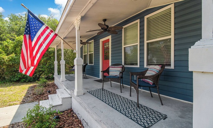 Southport Casa | Southport Salty Patriot-Walk to DT/Pets/Fully fenced with firepit!