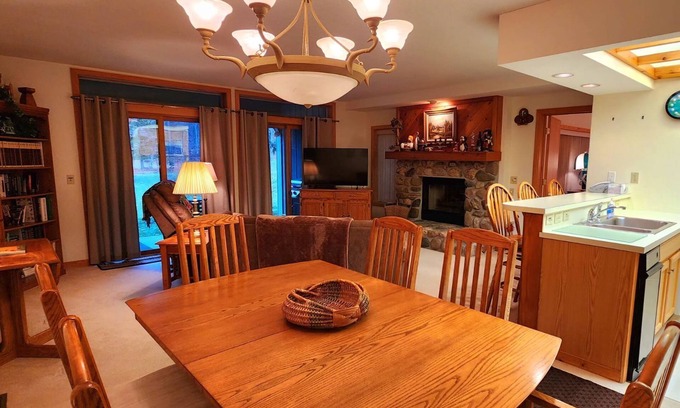 Harbor Springs Condominio | Southridge #20 - Slopeside Ski-in/Ski-out at Nub's Nob