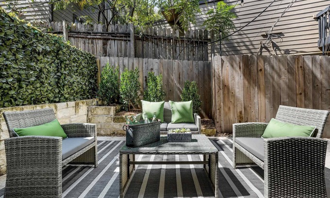 South Lamar Condominio | Southridge Bunkhouse: Modern Comforts in Prime Location