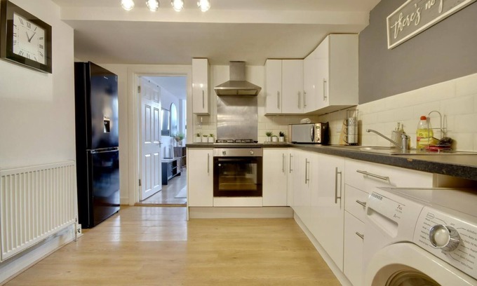Portsmouth Apartamento | Southsea Apartment-Parking-Pool-Hot tub