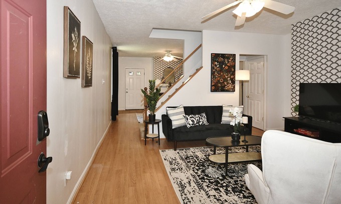 South Side Slopes Casa | SouthSide 2 Bed home w/ outdoor space & parking
