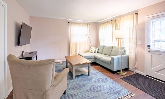 Hemlock Casa | Southside Beauty, close to the highway