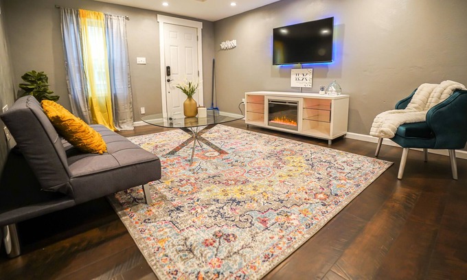 South Side Flats Casa | Southside Entire home: 2story+2BR -steps from E. Carson