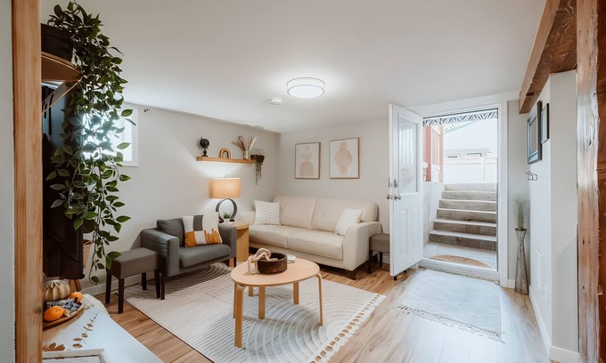 Corvallis Casa | Southtown Stylin: Modern, Chic, Central Location!