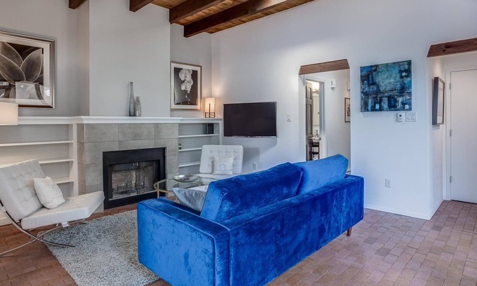 Santa Fe Casa | Suroeste moderna casa adosada de 2 habitaciones y 2 baños con patio privado ubicado en el centro