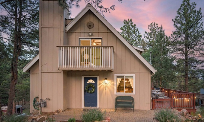Bailey Cabina | Southwest Mountain Getaway w/ Hot Tub & Game room, Pet-friendly