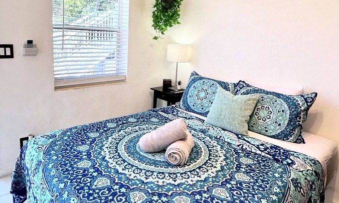 Hollywood South Central Beach Apartamento | Southwinds 3 for 2 Queen Studio Steps to Beach