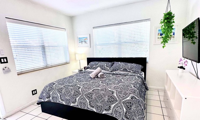 Hollywood South Central Beach Condominio | Southwinds #6 for 3 Just Steps from the beach