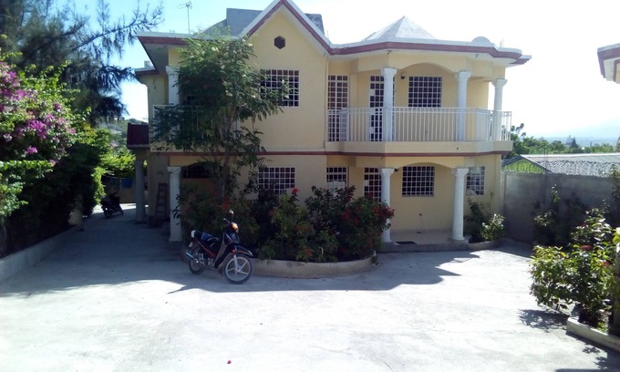 Petionville Apartamento | Casa de souvenirs: 4br, Wifi, TV, AC, 24h elect, Nevera ...