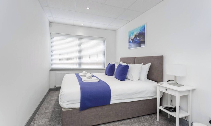 Buckland Apartamento | Sovereign Gate is a renovated commercial block converted into 2 x 2 bedroom apartments, situated in the heart of Portsmouth City. Free parking and great for access to major transport links, continental ferries and Gunwharf Quays.