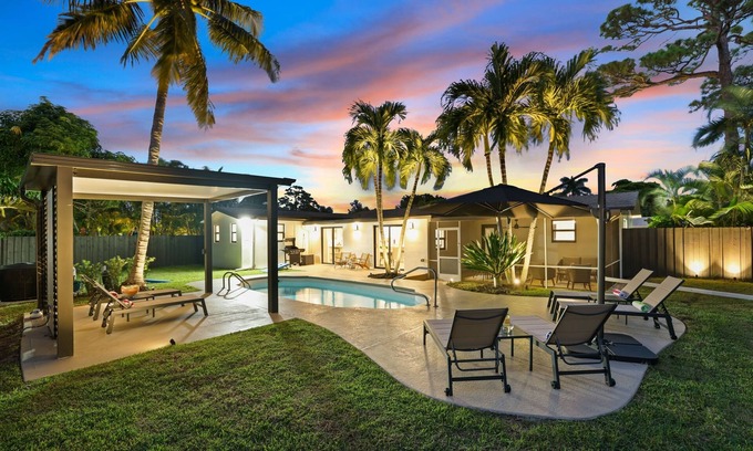 Boynton Beach Casa | SP: Luxury Delray/Chapel Hill Beach Retreat: Heated Pool, Porch & Ping Pong Fun!