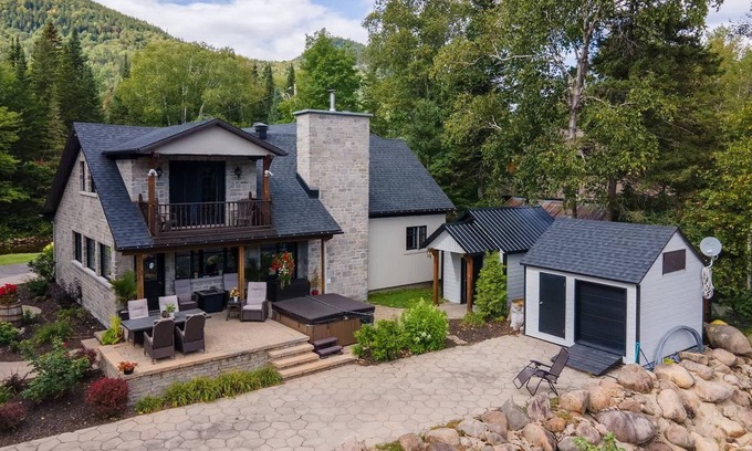 Saint-Brigitte-de-Laval Chalet De Esquí | Spa and river - Le Riverain