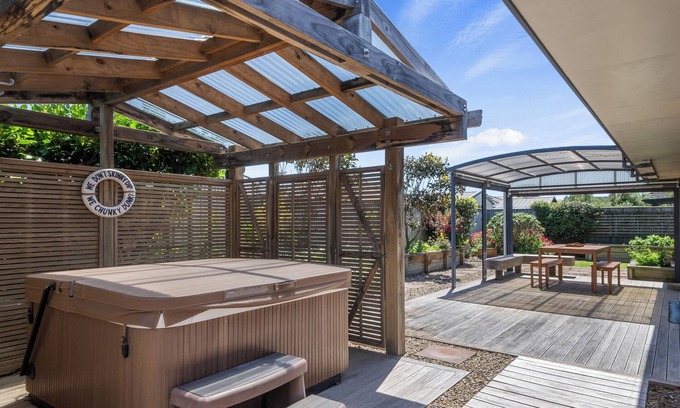 Waikanae Casa | Spa and Sands - Waikanae Beach Holiday Home